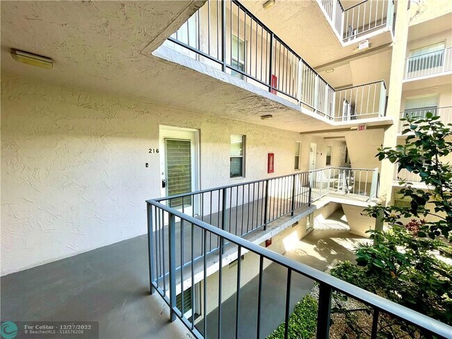 Building Photo - 2821 Somerset Dr