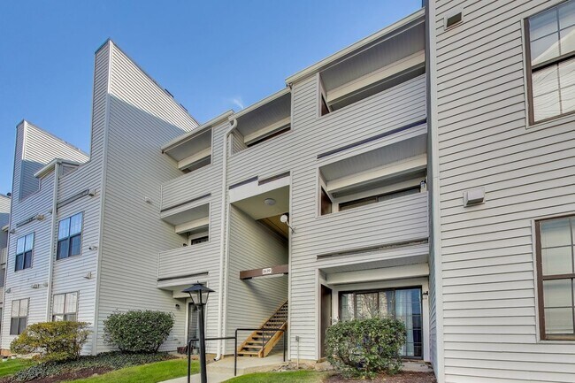 Building Photo - Top Floor 1-2 bed w/ a loft [ can be a 2nd BEDROOM] plus  1.5 Baths and SECURE GARAGE SPACE