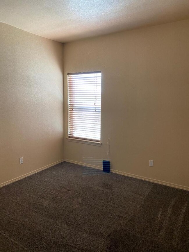 Building Photo - Mesquite Hills. 3 bedrooms, 2 full baths, ...