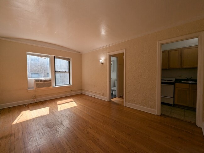 Building Photo - 556 W Arlington Pl