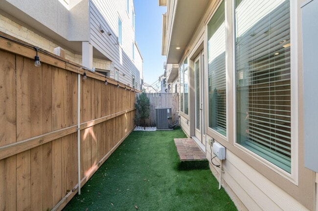 Building Photo - 1130 Shepherd Oaks Dr