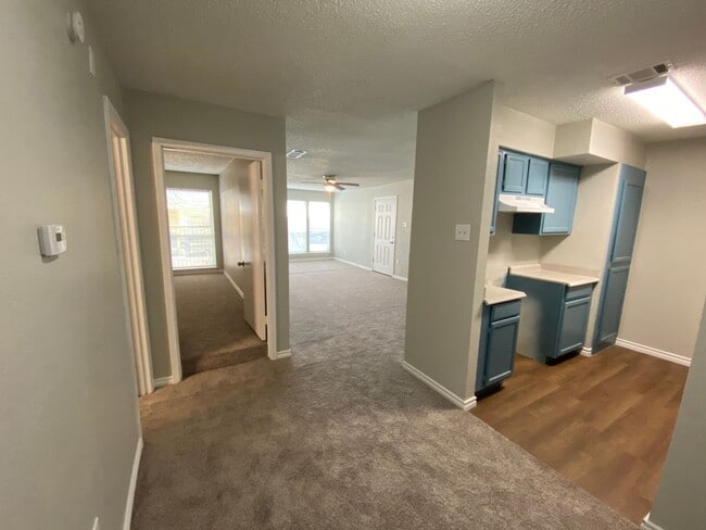 Building Photo - Charming Unit with Vaulted Ceilings & Fire...