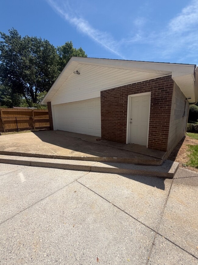 Building Photo - 6813 Wunderly Ct