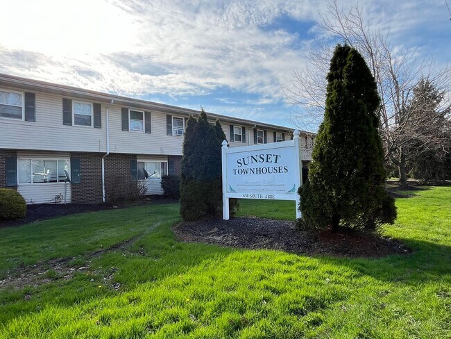 Building Photo - Elyria - updated 2 bedroom/1 bath townhouse.