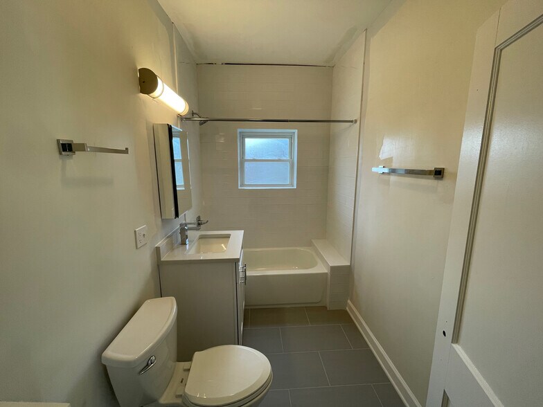 Bathroom - 4737 N Maplewood Ave