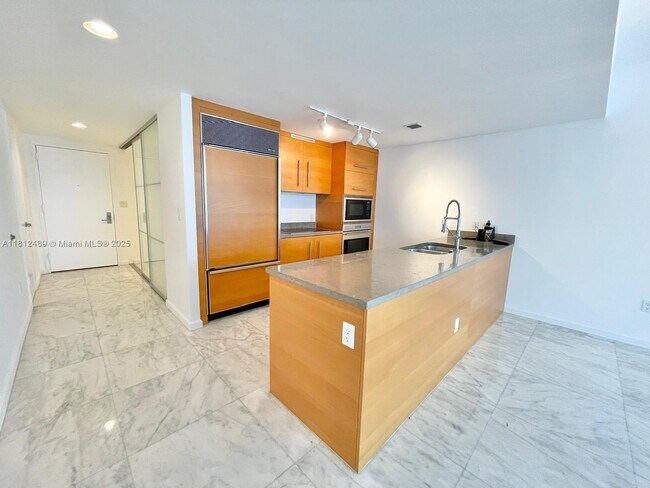 Building Photo - 475 Brickell Ave