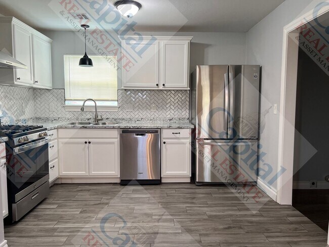 Building Photo - Updated 3 Bedroom