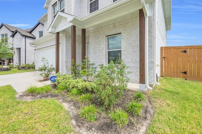 Building Photo - 15100 Crown Mnr Dr