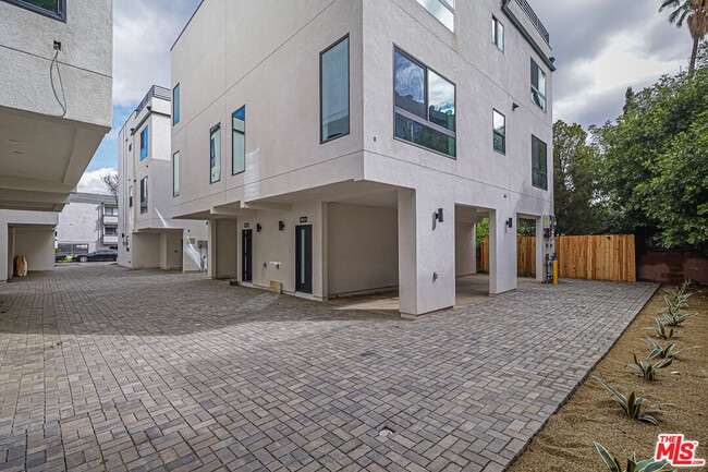 Building Photo - 11816 Gilmore St