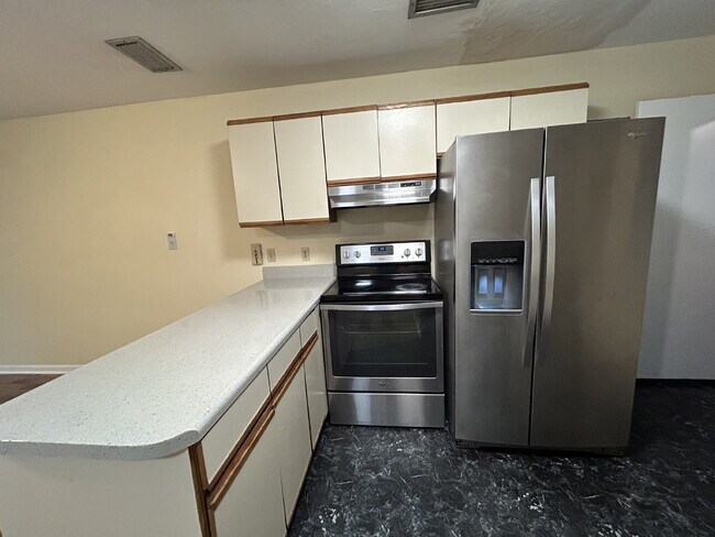 Building Photo - Spacious 2 bedroom townhouse with an additional loft located near TCC!