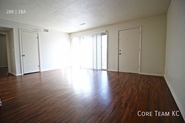 Building Photo - Spacious 2 Bedroom For Rent!