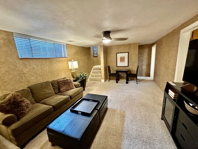 Building Photo - Wash Park 2-Bedroom, 2- Bathroom Condo Available in August
