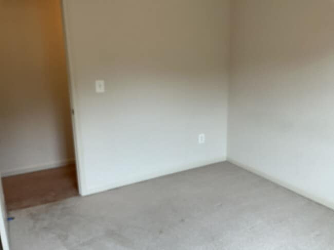 Building Photo - Country Living at its Best!