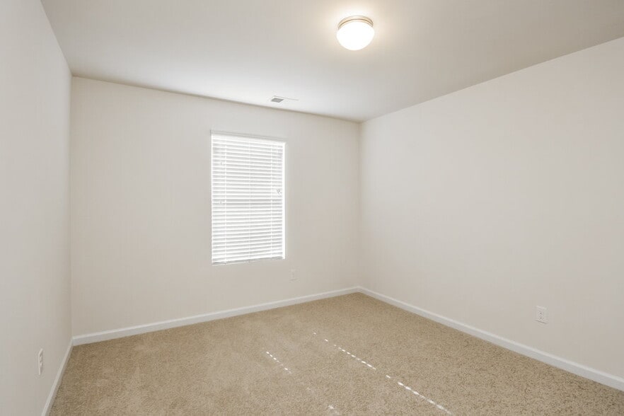 Building Photo - 637 Moorings Ave