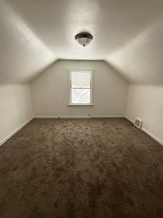 Building Photo - Lee/Harvard 4 bedroom Single