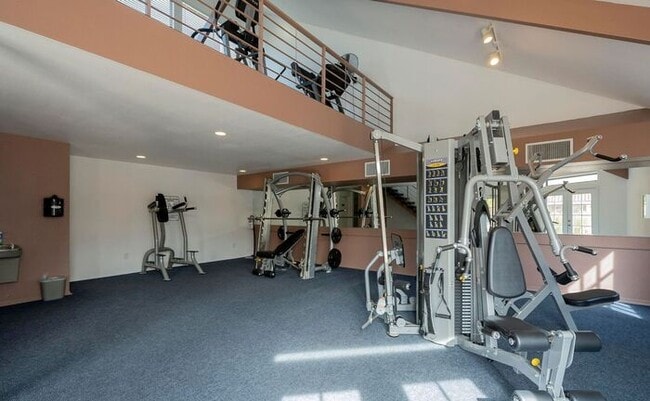 Building Photo - One Bedroom Condo on River!!