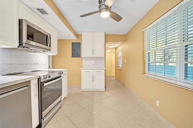 Building Photo - 933 Cypress Grove Dr