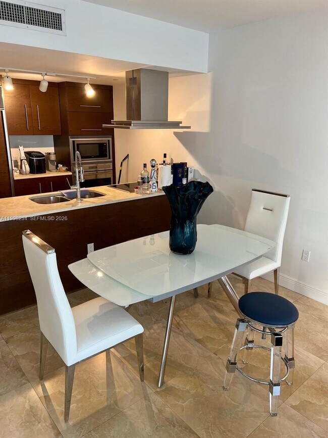 Building Photo - 495 Brickell Ave