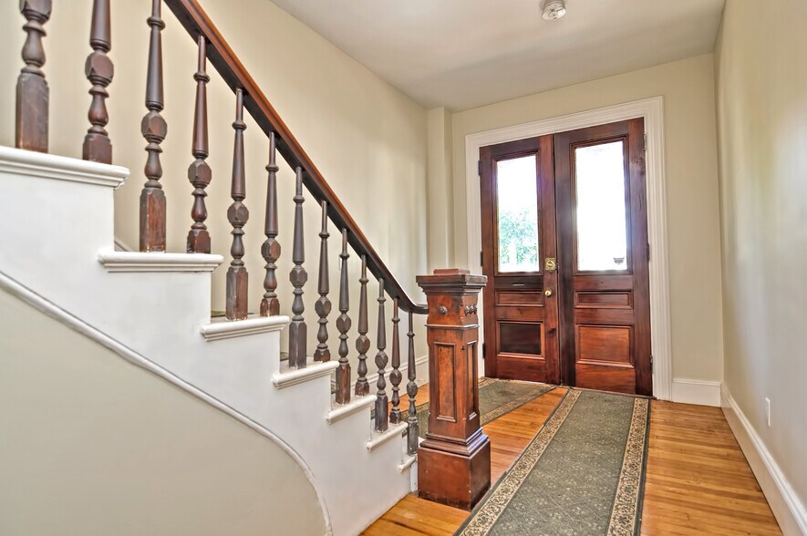 Primary Photo - 40 Avon St