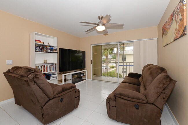 Building Photo - 1530 SE Royal Green Cir