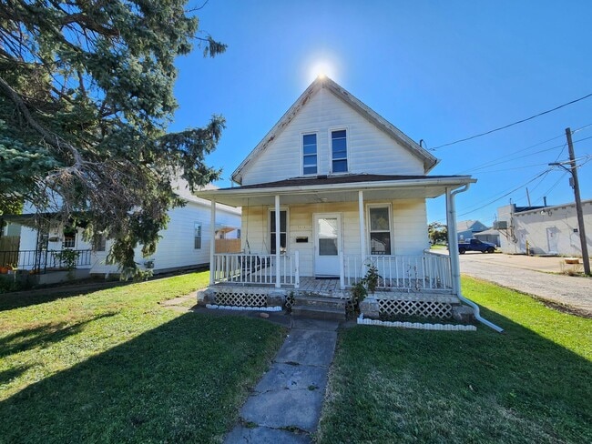 Building Photo - 2 bed 1 bath Moline house!