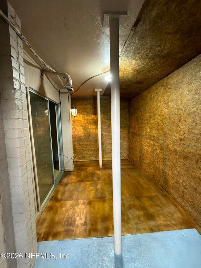 Building Photo - 1200 Bretta St