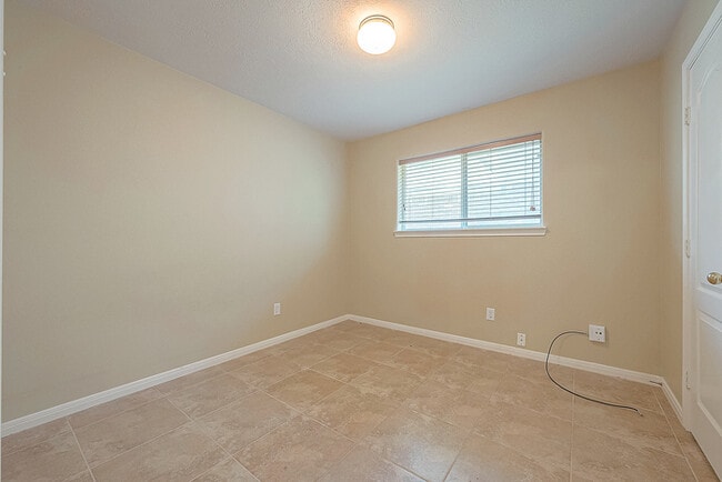 Building Photo - Spacious 3-Bedroom, 2-Bathroom Home with F...