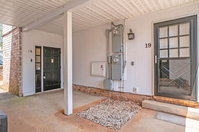 Building Photo - Prime Greenville Location! 3BR Ground Floor Condo in Gated Community