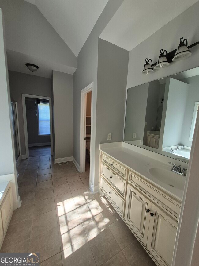 Building Photo - 325 Veranda Park Ln