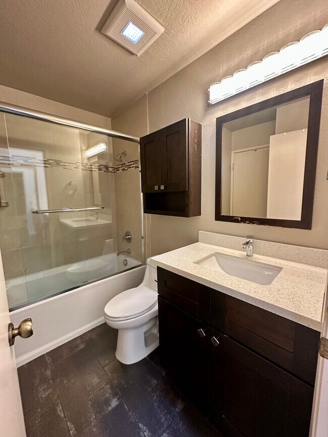 Building Photo - NEWARK GEM! 2 Bedroom 2 bath !