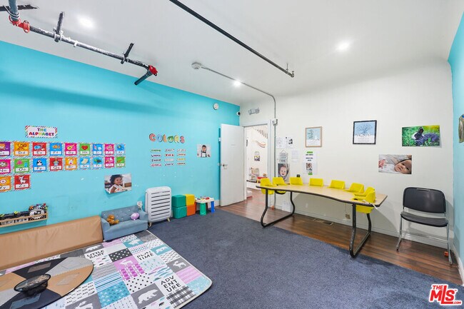 Building Photo - 522 W Vernon Ave