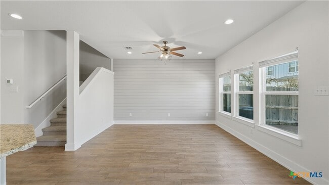 Building Photo - 223 Sapphire Dr