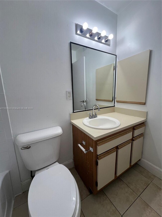 Building Photo - 1227 SW 46th Ave