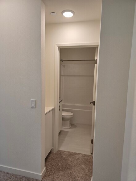 Building Photo - 5350 Seacliff Pl
