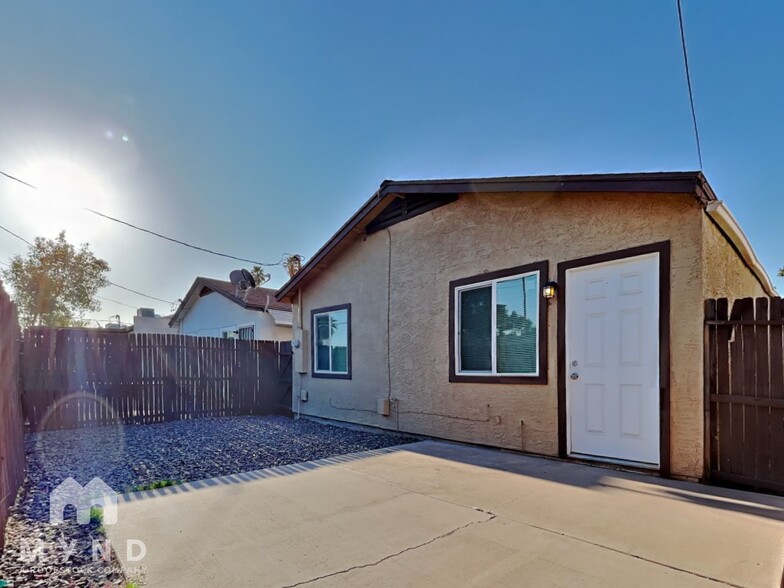 Building Photo - 548 E Royal Palms Dr