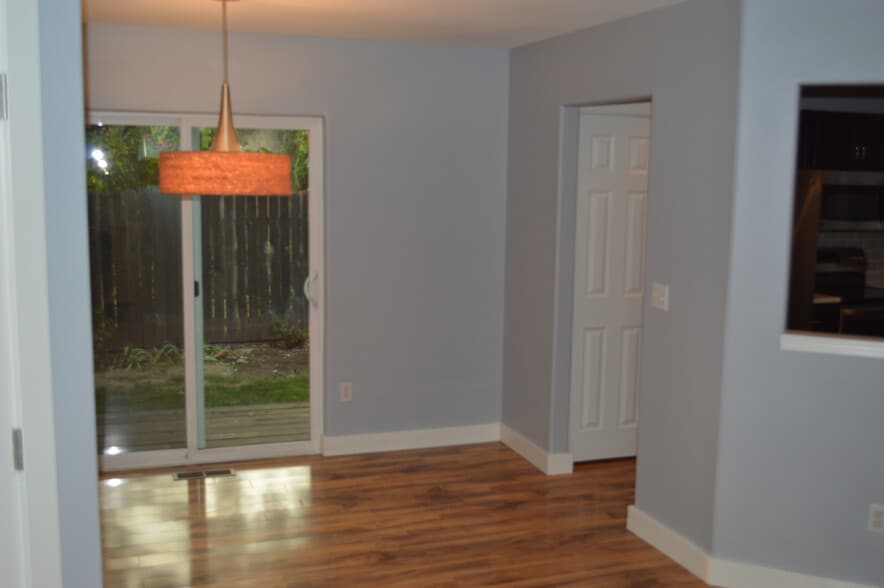 Dining room - 16541 Southwest Daylily Street
