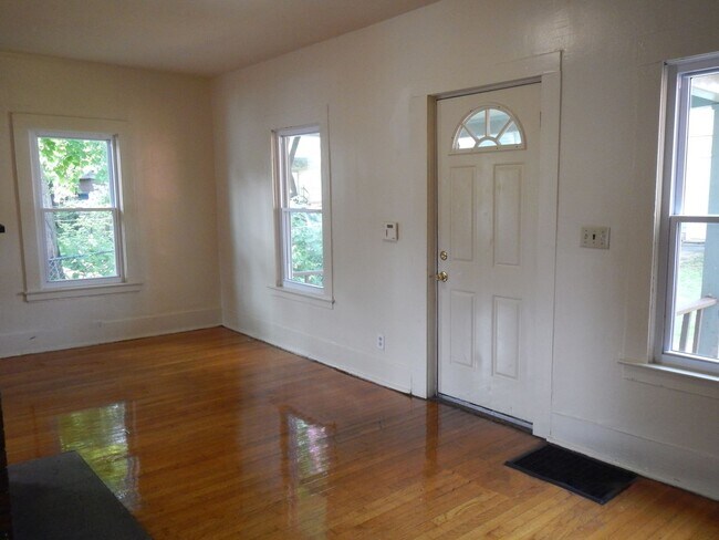 Building Photo - 120.5 Dell St - AVAILABLE 6/1/26 - House f...