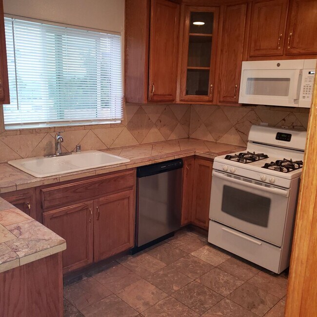 Building Photo - ral611