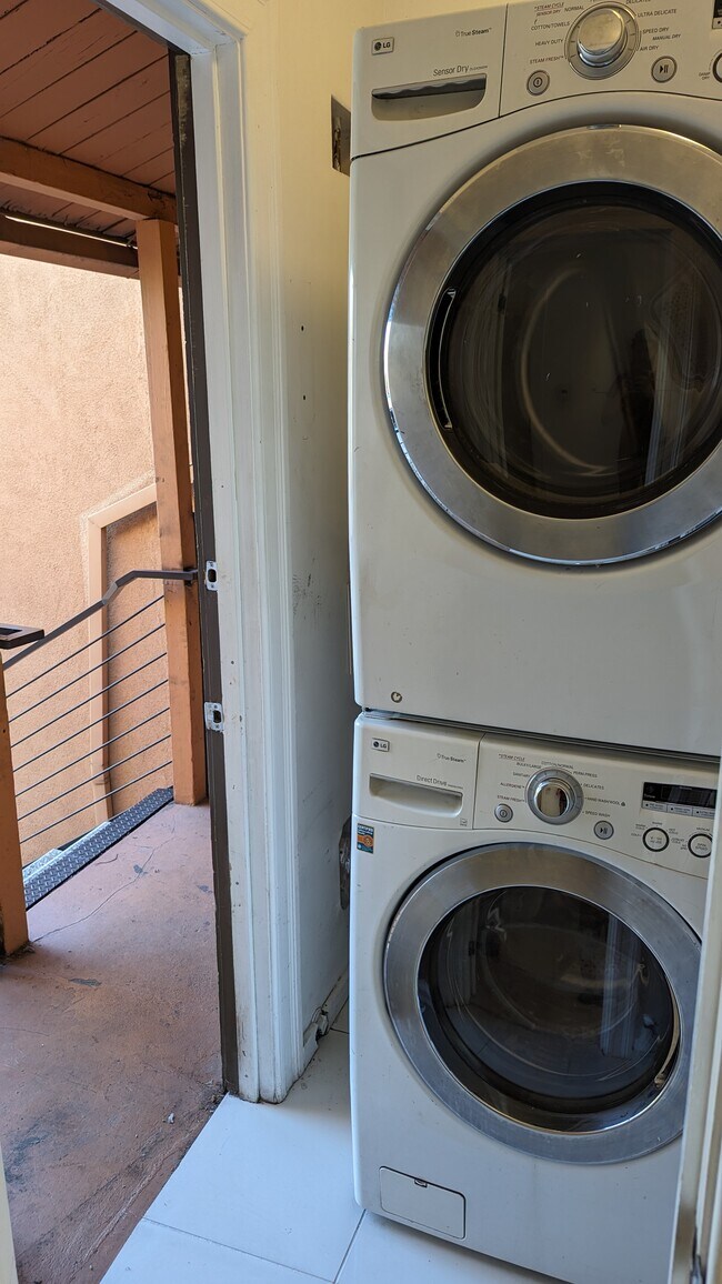 Building Photo - 158 S Sycamore Ave