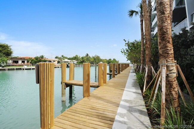 Building Photo - 9940 W Bay Harbor Dr