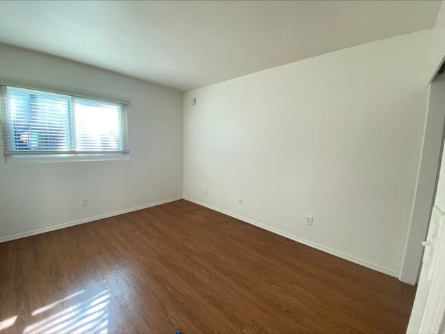 Building Photo - DOUBLE Car Garage! Balcony! Walkable to Restaurants!