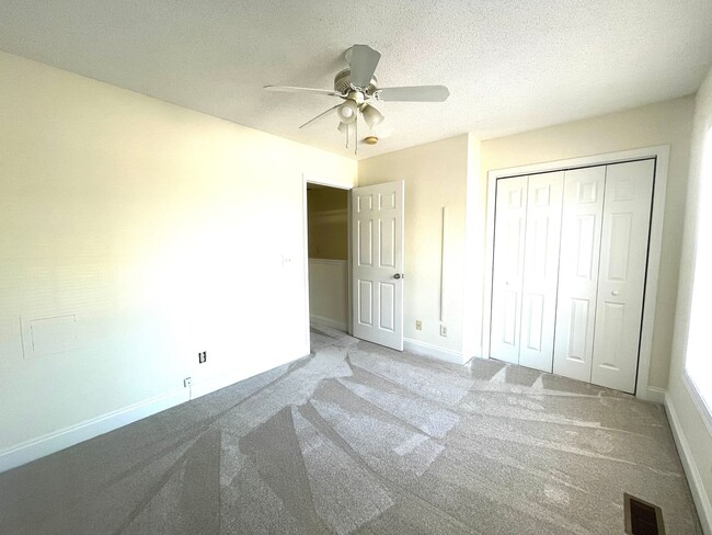 Building Photo - 3 Bedroom, 2.5 Bath Town Home - Large Back...