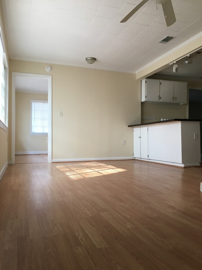 Building Photo - 300 Catherine Ave