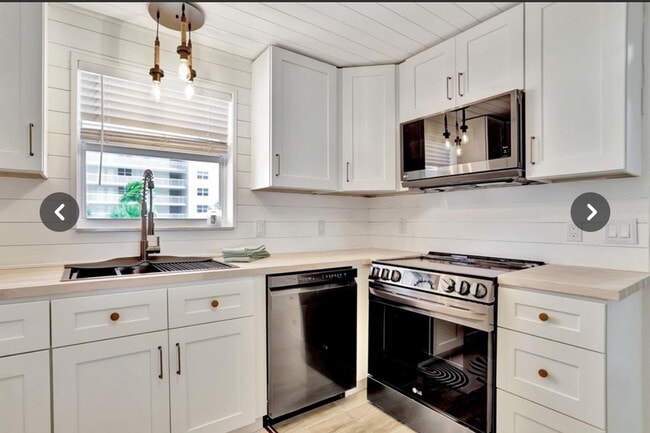 Building Photo - 1050 Hillsboro Mile