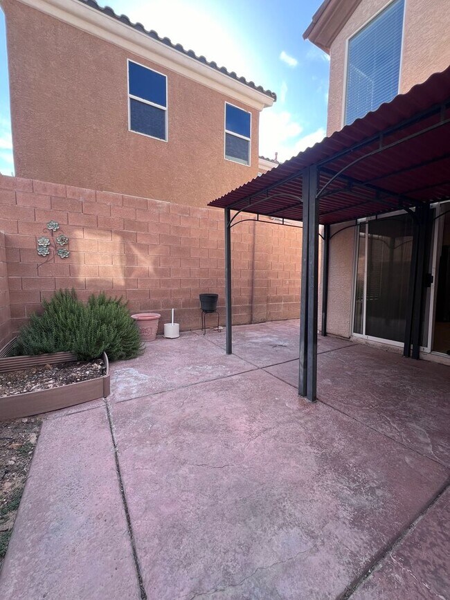 Building Photo - MOVE IN TODAY! 3 bed 2.5 bath home in the ...