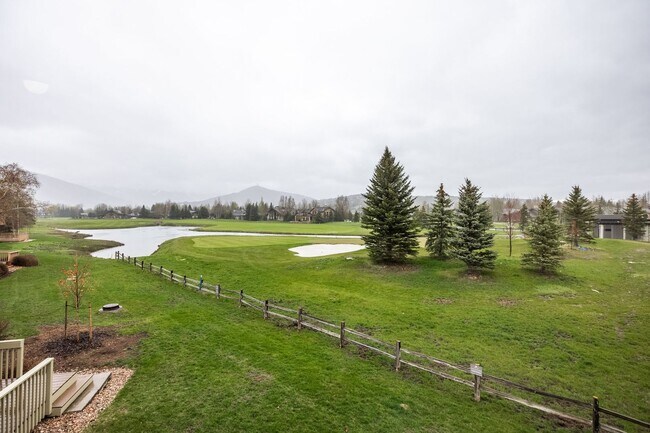 Building Photo - Conveniently Located Racquet Club Condo