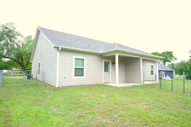 Building Photo - Gorgeous 3 Bedroom, 2 Bath Duplex in Arp