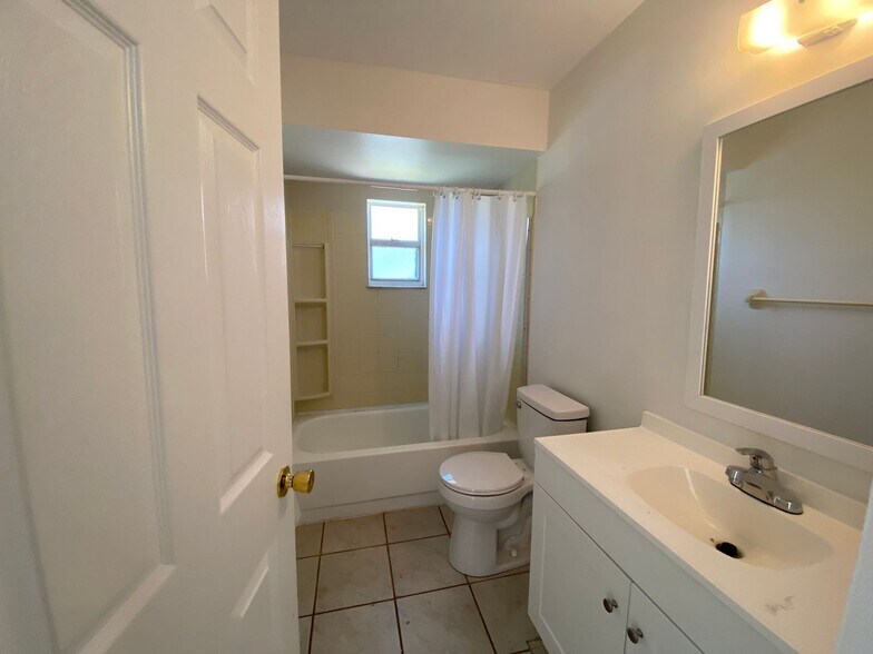 Building Photo - 3223-3225 SW Santa Barbara Pl