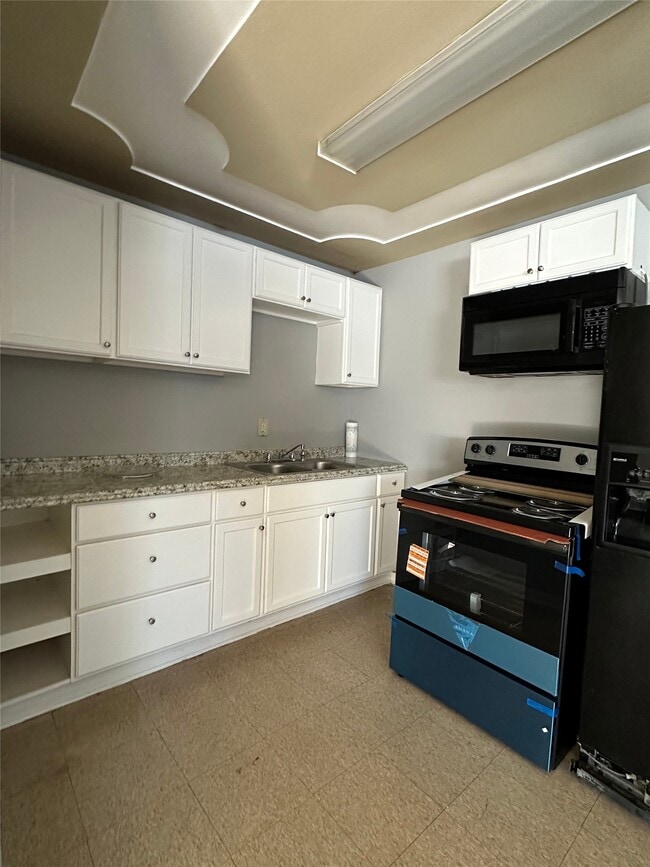 Building Photo - 516 Holiday Dr