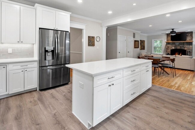 Building Photo - 6916 Seven Locks Rd